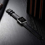 Schwarzes Lederarmband mit Dornschließe für Apple Watch Series 10 (42 mm), 9, 8 und 7 (41 mm), SE 3, SE 2, 6, SE, 5 und 4 (40 mm) sowie 3, 2 und 1 (38 mm) und weitere Modelle.