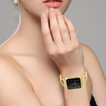 Metallarmband in V-Form mit Edelstahlschließe für Apple Watch Series 10 (42 mm), 9, 8 und 7 (41 mm), SE 3, SE 2, 6, SE, 5 und 4 (40 mm), 3, 2 und 1 (38 mm) und 7 (41 mm).