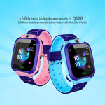 Q12B Smartwatch mit 1,44-Zoll-Farbdisplay für Kinder, unterstützt LBS-Ortung, Zwei-Wege-Wahl, Erste-Hilfe-Funktion per Knopfdruck, Sprachüberwachung und die Setracker-App.
