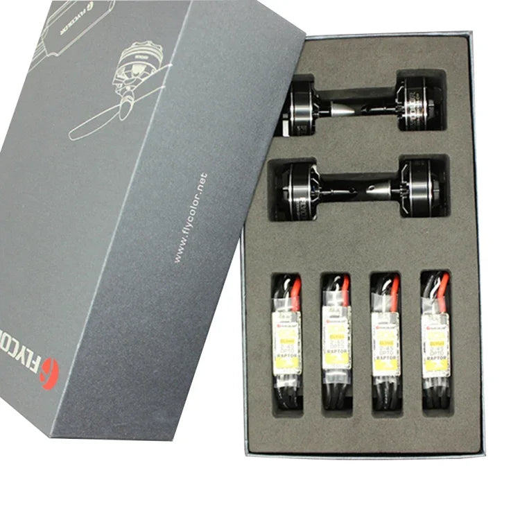 Flycolor Raptor Series Antriebsset, bestehend aus 4 Drehzahlreglern (20 A), 4 Motoren (2300 kV) und 4 Propellern (5045, 2300 kV).