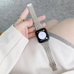 Farblich passendes Edelstahl-Ersatzarmband mit sieben Perlen, für Apple Watch Series 7 (41 mm), 6, SE, 5 und 4 (40 mm) sowie für Apple Watch Series 7 (45 mm), 6, SE, 5 und 4 (44 mm).