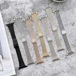Farblich passendes Edelstahl-Ersatzarmband mit sieben Perlen, für Apple Watch Series 7 (41 mm), 6, SE, 5 und 4 (40 mm) sowie für Apple Watch Series 7 (45 mm), 6, SE, 5 und 4 (44 mm).