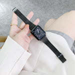 Farblich passendes Edelstahl-Ersatzarmband mit sieben Perlen, für Apple Watch Series 7 (41 mm), 6, SE, 5 und 4 (40 mm) sowie für Apple Watch Series 7 (45 mm), 6, SE, 5 und 4 (44 mm).