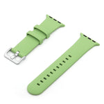 Silikon-Ersatzarmband mit silberner Dornschließe, passend für Apple Watch Series 7 (41 mm), 6, SE, 5 und 4 (40 mm) sowie für Apple Watch Series 7 (45 mm), 6, SE, 5 und 4 (44 mm).