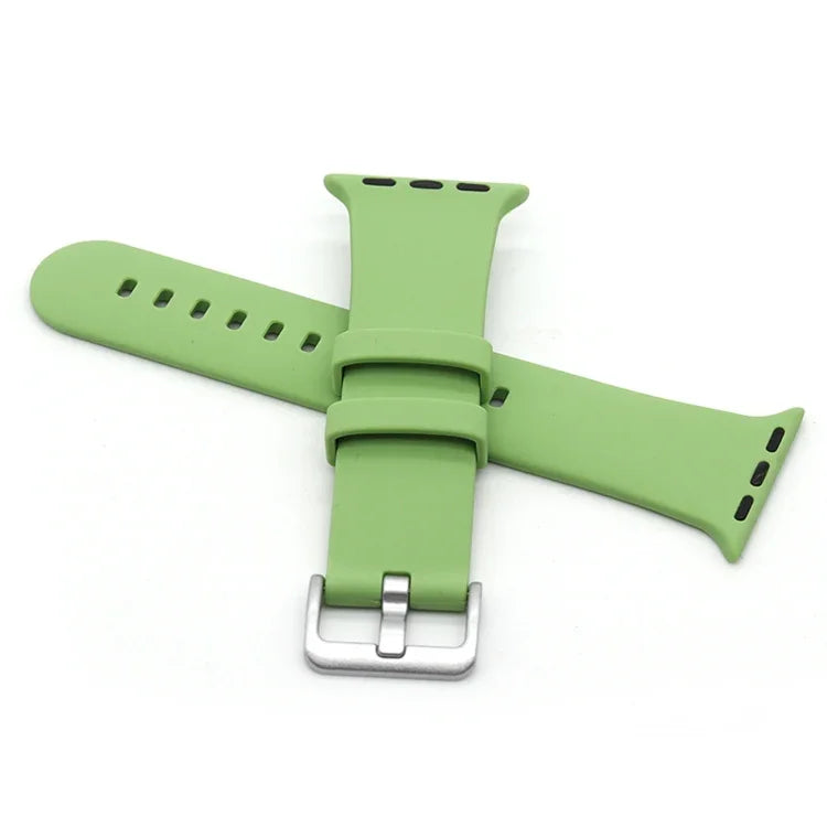 Silikon-Ersatzarmband mit silberner Dornschließe, passend für Apple Watch Series 7 (41 mm), 6, SE, 5 und 4 (40 mm) sowie für Apple Watch Series 7 (45 mm), 6, SE, 5 und 4 (44 mm).