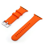 Silikon-Ersatzarmband mit silberner Dornschließe, passend für Apple Watch Series 7 (41 mm), 6, SE, 5 und 4 (40 mm) sowie für Apple Watch Series 7 (45 mm), 6, SE, 5 und 4 (44 mm).