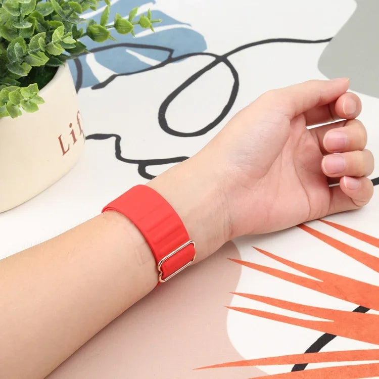 Silikon-Ersatzarmband mit japanischem Schriftzug für Apple Watch Series 7 (45 mm), 6, SE, 5, 4 (44 mm), 3, 2, 1 (42 mm) und 7 (41 mm), 6, SE, 5, 4 (40 mm) sowie 3, 2, 1 (38 mm).