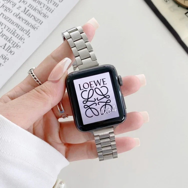 Dreifach-Perlen-Armband aus Stahl, passend für Apple Watch Series 7 (41 mm), 6, SE, 5 und 4 (40 mm) sowie für Apple Watch Series 7 (45 mm), 6, SE, 5 und 4 (44 mm).