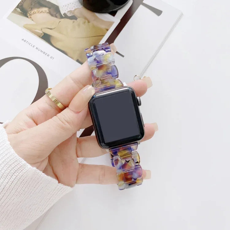 Ersatzarmband aus Kunstharz für Apple Watch Series 7 (41 mm), 6, SE, 5, 4 (40 mm), 3, 2, 1 (38 mm) und 7 (45 mm), 6, SE, 5, 4 (44 mm) sowie 3, 2, 1 (42 mm).