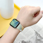 Morandi Series Silikon-Ersatzarmband in Kontrastfarbe für Apple Watch Series 7 (41 mm), 6, SE, 5, 4 (40 mm), 3, 2, 1 (38 mm) und 7 (45 mm), 6, SE, 5, 4 (44 mm) sowie 3, 2, 1 (42 mm).