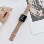Gerades Edelstahlarmband mit V-förmiger Schnalle als Ersatz für Apple Watch Series 7 (41 mm), 6, SE, 5, 4 (40 mm), 3, 2, 1 (38 mm) und 7 (45 mm), 6, SE, 5, 4 (44 mm) sowie 3, 2, 1 (42 mm).