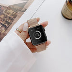 Gerades Edelstahlarmband mit V-förmiger Schnalle als Ersatz für Apple Watch Series 7 (41 mm), 6, SE, 5, 4 (40 mm), 3, 2, 1 (38 mm) und 7 (45 mm), 6, SE, 5, 4 (44 mm) sowie 3, 2, 1 (42 mm).