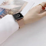 Gerades Edelstahlarmband mit V-förmiger Schnalle als Ersatz für Apple Watch Series 7 (41 mm), 6, SE, 5, 4 (40 mm), 3, 2, 1 (38 mm) und 7 (45 mm), 6, SE, 5, 4 (44 mm) sowie 3, 2, 1 (42 mm).