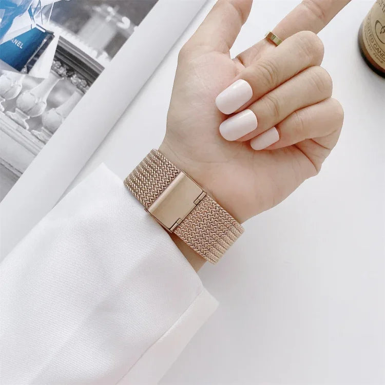 Gerades Edelstahlarmband mit V-förmiger Schnalle als Ersatz für Apple Watch Series 7 (41 mm), 6, SE, 5, 4 (40 mm), 3, 2, 1 (38 mm) und 7 (45 mm), 6, SE, 5, 4 (44 mm) sowie 3, 2, 1 (42 mm).