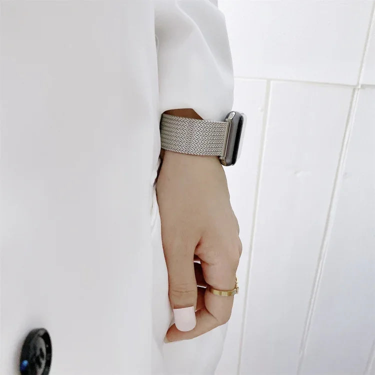 Gerades Edelstahlarmband mit V-förmiger Schnalle als Ersatz für Apple Watch Series 7 (41 mm), 6, SE, 5, 4 (40 mm), 3, 2, 1 (38 mm) und 7 (45 mm), 6, SE, 5, 4 (44 mm) sowie 3, 2, 1 (42 mm).