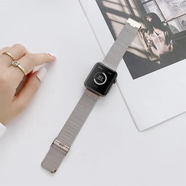Gerades Edelstahlarmband mit V-förmiger Schnalle als Ersatz für Apple Watch Series 7 (41 mm), 6, SE, 5, 4 (40 mm), 3, 2, 1 (38 mm) und 7 (45 mm), 6, SE, 5, 4 (44 mm) sowie 3, 2, 1 (42 mm).