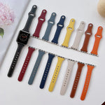 Flaches Lederarmband für Apple Watch Series 7 (41 mm), 6, SE, 5 und 4 (40 mm), 3, 2 und 1 (38 mm) und 7 (45 mm), 6, SE, 5 und 4 (44 mm) sowie 3, 2 und 1 (42 mm)