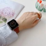 Flaches Lederarmband für Apple Watch Series 7 (41 mm), 6, SE, 5 und 4 (40 mm), 3, 2 und 1 (38 mm) und 7 (45 mm), 6, SE, 5 und 4 (44 mm) sowie 3, 2 und 1 (42 mm)