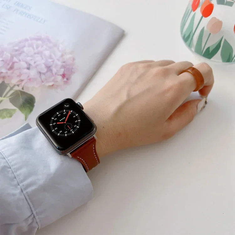 Flaches Lederarmband für Apple Watch Series 7 (41 mm), 6, SE, 5 und 4 (40 mm), 3, 2 und 1 (38 mm) und 7 (45 mm), 6, SE, 5 und 4 (44 mm) sowie 3, 2 und 1 (42 mm)