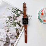 Flaches Lederarmband für Apple Watch Series 7 (41 mm), 6, SE, 5 und 4 (40 mm), 3, 2 und 1 (38 mm) und 7 (45 mm), 6, SE, 5 und 4 (44 mm) sowie 3, 2 und 1 (42 mm)