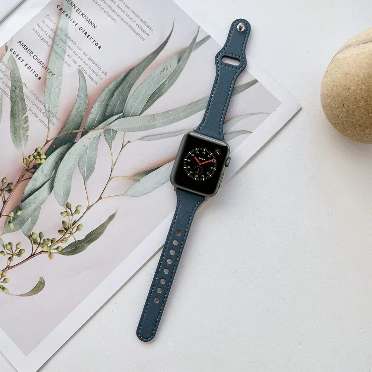 Flaches Lederarmband für Apple Watch Series 7 (41 mm), 6, SE, 5 und 4 (40 mm), 3, 2 und 1 (38 mm) und 7 (45 mm), 6, SE, 5 und 4 (44 mm) sowie 3, 2 und 1 (42 mm)