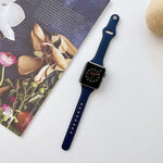Flaches Lederarmband für Apple Watch Series 7 (41 mm), 6, SE, 5 und 4 (40 mm), 3, 2 und 1 (38 mm) und 7 (45 mm), 6, SE, 5 und 4 (44 mm) sowie 3, 2 und 1 (42 mm)
