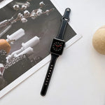 Flaches Lederarmband für Apple Watch Series 7 (41 mm), 6, SE, 5 und 4 (40 mm), 3, 2 und 1 (38 mm) und 7 (45 mm), 6, SE, 5 und 4 (44 mm) sowie 3, 2 und 1 (42 mm)
