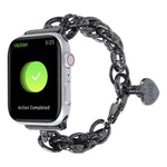 Edelstahl-Armband mit Herzanhänger für Apple Watch Series 7 (41 mm), 6, SE, 5 und 4 (40 mm), 3, 2 und 1 (38 mm), 7 (45 mm), 6, SE, 5 und 4 (44 mm) sowie 3, 2 und 1 (42 mm)