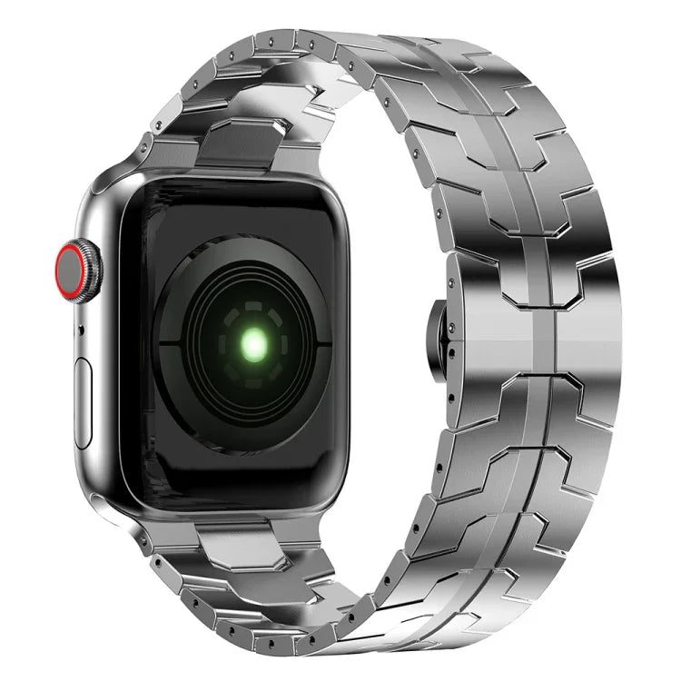 Metallarmband mit Schmetterlingsschließe für Apple Watch Series 7 (41 mm), 6, SE, 5 und 4 (40 mm), 3, 2 und 1 (38 mm) und 7 (45 mm), 6, SE, 5 und 4 (44 mm) sowie 3, 2 und 1 (42 mm).