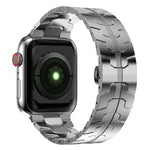 Metallarmband mit Schmetterlingsschließe für Apple Watch Series 7 (41 mm), 6, SE, 5 und 4 (40 mm), 3, 2 und 1 (38 mm) und 7 (45 mm), 6, SE, 5 und 4 (44 mm) sowie 3, 2 und 1 (42 mm).