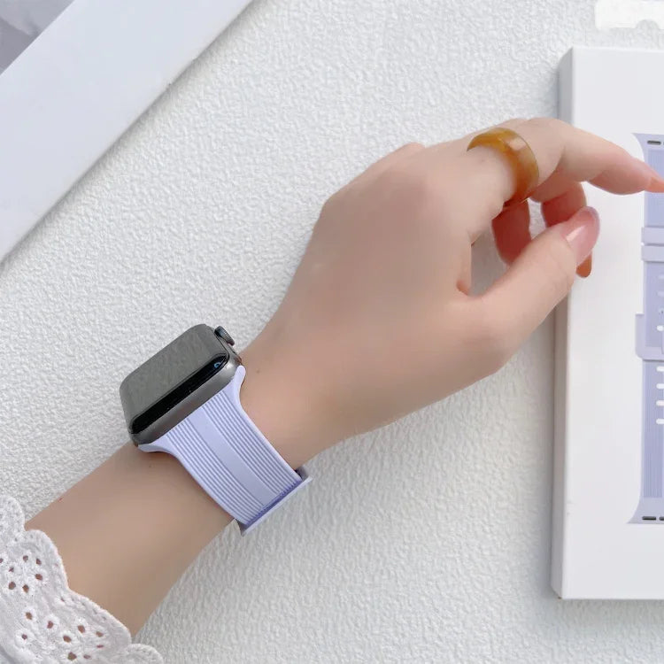 Silikonarmband mit Gewinde für Apple Watch Series 7 (41 mm), 6, SE, 5 und 4 (40 mm), 3, 2 und 1 (38 mm) und 7 (45 mm), 6, SE, 5 und 4 (44 mm) sowie 3, 2 und 1 (42 mm).