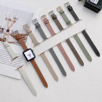 Einfaches Lederarmband für Apple Watch Series 7 (41 mm), 6, SE, 5 und 4 (40 mm), 3, 2 und 1 (38 mm) und 7 (45 mm), 6, SE, 5 und 4 (44 mm) sowie 3, 2 und 1 (42 mm).