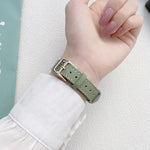 Einfaches Lederarmband für Apple Watch Series 7 (41 mm), 6, SE, 5 und 4 (40 mm), 3, 2 und 1 (38 mm) und 7 (45 mm), 6, SE, 5 und 4 (44 mm) sowie 3, 2 und 1 (42 mm).