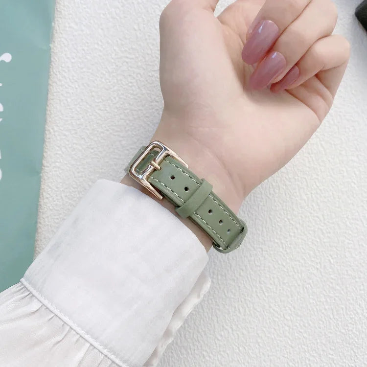 Einfaches Lederarmband für Apple Watch Series 7 (41 mm), 6, SE, 5 und 4 (40 mm), 3, 2 und 1 (38 mm) und 7 (45 mm), 6, SE, 5 und 4 (44 mm) sowie 3, 2 und 1 (42 mm).