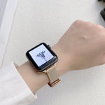 Einfaches Lederarmband für Apple Watch Series 7 (41 mm), 6, SE, 5 und 4 (40 mm), 3, 2 und 1 (38 mm) und 7 (45 mm), 6, SE, 5 und 4 (44 mm) sowie 3, 2 und 1 (42 mm).