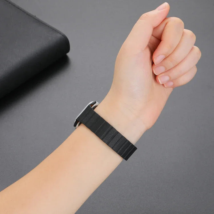 Starkes magnetisches Lederarmband für Apple Watch Series 7 (41 mm), 6, SE, 5 und 4 (40 mm), 3, 2 und 1 (38 mm) und 7 (45 mm), 6, SE, 5 und 4 (44 mm) sowie 3, 2 und 1 (42 mm).