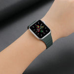 Starkes magnetisches Lederarmband für Apple Watch Series 7 (41 mm), 6, SE, 5 und 4 (40 mm), 3, 2 und 1 (38 mm) und 7 (45 mm), 6, SE, 5 und 4 (44 mm) sowie 3, 2 und 1 (42 mm).