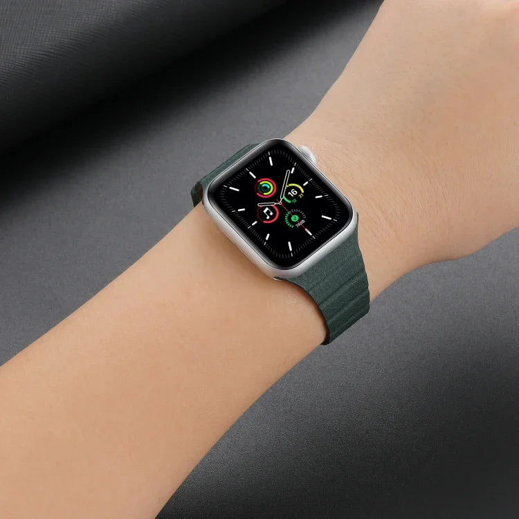 Starkes magnetisches Lederarmband für Apple Watch Series 7 (41 mm), 6, SE, 5 und 4 (40 mm), 3, 2 und 1 (38 mm) und 7 (45 mm), 6, SE, 5 und 4 (44 mm) sowie 3, 2 und 1 (42 mm).