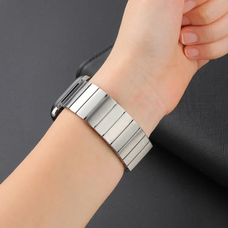 Magnetisches Edelstahl-Armband für Apple Watch Series 7 (41 mm), 6, SE, 5 und 4 (40 mm), 3, 2 und 1 (38 mm), 7 (45 mm), 6, SE, 5 und 4 (44 mm) sowie 3, 2 und 1 (42 mm)