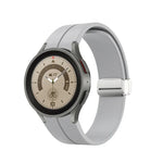 Faltbares silbernes Silikon-Uhrenarmband mit Dornschließe, passend für Samsung Galaxy Watch5 40 &amp; 44 mm / Pro 45 mm