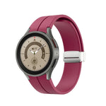 Faltbares silbernes Silikon-Uhrenarmband mit Dornschließe, passend für Samsung Galaxy Watch5 40 &amp; 44 mm / Pro 45 mm
