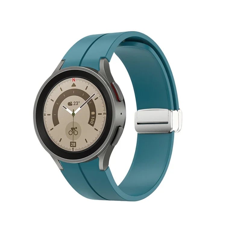Faltbares silbernes Silikon-Uhrenarmband mit Dornschließe, passend für Samsung Galaxy Watch5 40 &amp; 44 mm / Pro 45 mm