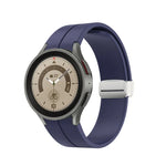 Faltbares silbernes Silikon-Uhrenarmband mit Dornschließe, passend für Samsung Galaxy Watch5 40 &amp; 44 mm / Pro 45 mm