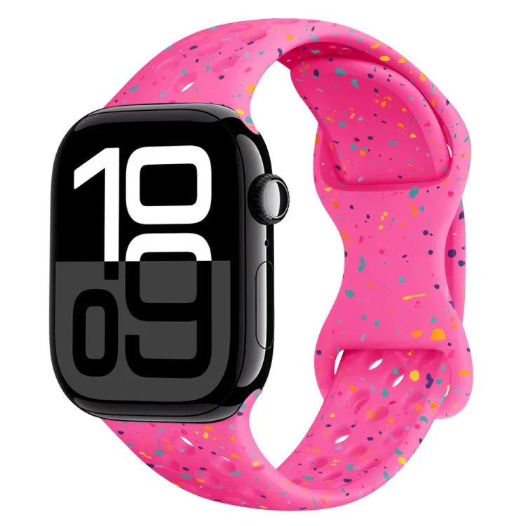 Silikonarmband mit Lochmuster und Schmetterlingsverschluss in Camouflage-Optik, passend für Apple Watch Series 10 (46 mm), Apple Watch Series 10 (42 mm), Apple Watch SE (2023, 44 mm) und Apple Watch SE (2023, 40 mm).