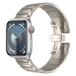 I-förmiges Armband aus Titanlegierung mit Schmetterlingsschließe, passend für Apple Watch SE 2023 (44 mm), Apple Watch Ultra 2 (49 mm), Apple Watch Series 9 (45 mm), Apple Watch Ultra (49 mm), Apple Watch Series 8 (45 mm) und Apple Watch SE 2022 (44 mm).
