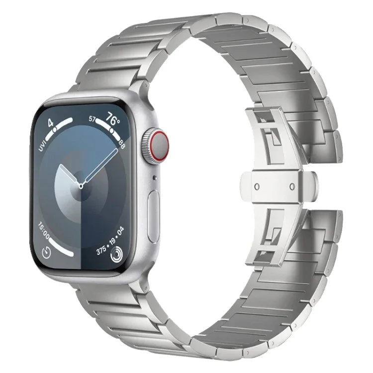 I-förmiges Armband aus Titanlegierung mit Schmetterlingsschließe, passend für Apple Watch SE 2023 (44 mm), Apple Watch Ultra 2 (49 mm), Apple Watch Series 9 (45 mm), Apple Watch Ultra (49 mm), Apple Watch Series 8 (45 mm) und Apple Watch SE 2022 (44 mm).