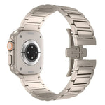 I-förmiges Armband aus Titanlegierung mit Schmetterlingsschließe, passend für Apple Watch SE 2023 (44 mm), Apple Watch Ultra 2 (49 mm), Apple Watch Series 9 (45 mm), Apple Watch Ultra (49 mm), Apple Watch Series 8 (45 mm) und Apple Watch SE 2022 (44 mm).