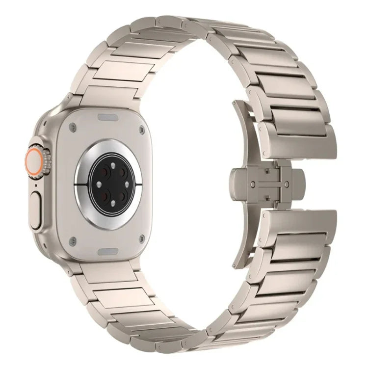 I-förmiges Armband aus Titanlegierung mit Schmetterlingsschließe, passend für Apple Watch SE 2023 (44 mm), Apple Watch Ultra 2 (49 mm), Apple Watch Series 9 (45 mm), Apple Watch Ultra (49 mm), Apple Watch Series 8 (45 mm) und Apple Watch SE 2022 (44 mm).