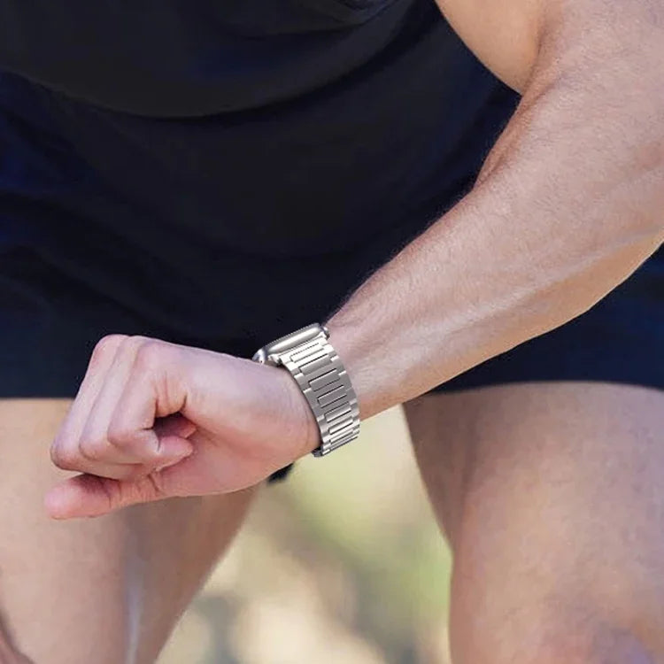 I-förmiges Armband aus Titanlegierung mit Schmetterlingsschließe, passend für Apple Watch SE 2023 (44 mm), Apple Watch Ultra 2 (49 mm), Apple Watch Series 9 (45 mm), Apple Watch Ultra (49 mm), Apple Watch Series 8 (45 mm) und Apple Watch SE 2022 (44 mm).