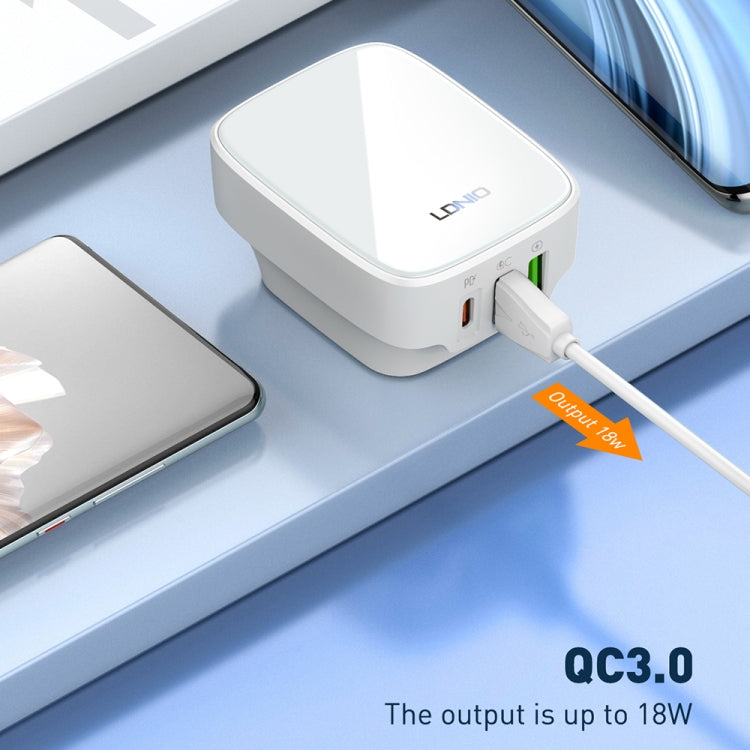 LDNIO Q334 32W Typ-C + Dual-USB-Anschluss-Ladegerät mit 1m Micro-USB-Datenkabel, EU-Stecker